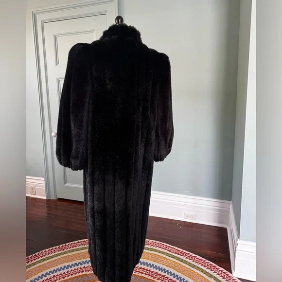 Elegant Black Fur Coat - Picture 3 of 7